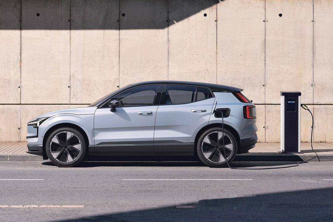 VOLVO EX30